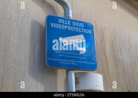 Bordeaux , Francia - 11 04 2023 : il cartello di testo del pannello dell'area video significa in francese ville sous testo di videoprotezione e logo del cartello sul pannello CCTV camera Street Foto Stock