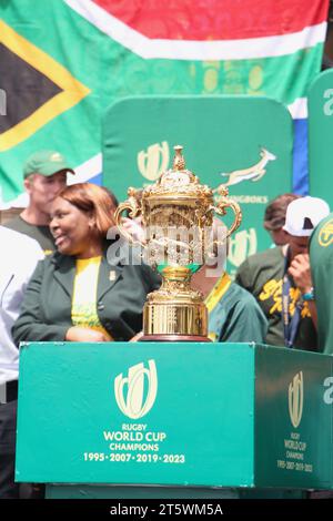 3 novembre 2023 - la folla sostiene con entusiasmo la squadra di rugby Springbok per le strade di città del Capo. La squadra sudafricana di rugby è tornata con la Coppa del mondo per la quarta volta. Questo fece parte del loro tour di vittoria in Sudafrica. Foto Stock