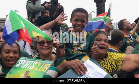 3 novembre 2023 - la folla sostiene con entusiasmo la squadra di rugby Springbok per le strade di città del Capo. La squadra sudafricana di rugby è tornata con la Coppa del mondo per la quarta volta. Questo fece parte del loro tour di vittoria in Sudafrica. Foto Stock