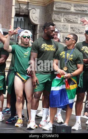 3 novembre 2023 - la folla sostiene con entusiasmo la squadra di rugby Springbok per le strade di città del Capo. La squadra sudafricana di rugby è tornata con la Coppa del mondo per la quarta volta. Questo fece parte del loro tour di vittoria in Sudafrica. FAF de Klerk, Siya Kolisi e Cheslin Kolbe. Foto Stock