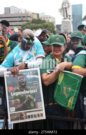 3 novembre 2023 - la folla sostiene con entusiasmo la squadra di rugby Springbok per le strade di città del Capo. La squadra sudafricana di rugby è tornata con la Coppa del mondo per la quarta volta. Questo fece parte del loro tour di vittoria in Sudafrica. Foto Stock