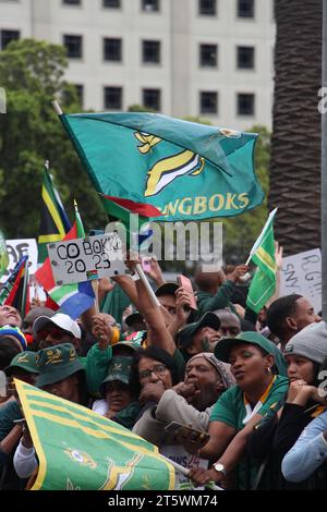 3 novembre 2023 - la folla sostiene con entusiasmo la squadra di rugby Springbok per le strade di città del Capo. La squadra sudafricana di rugby è tornata con la Coppa del mondo per la quarta volta. Questo fece parte del loro tour di vittoria in Sudafrica. Foto Stock