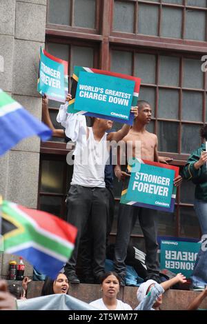 3 novembre 2023 - la folla sostiene con entusiasmo la squadra di rugby Springbok per le strade di città del Capo. La squadra sudafricana di rugby è tornata con la Coppa del mondo per la quarta volta. Questo fece parte del loro tour di vittoria in Sudafrica. Foto Stock