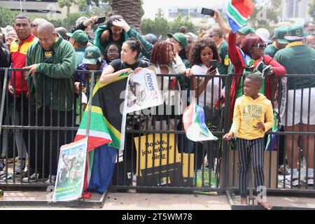 3 novembre 2023 - la folla sostiene con entusiasmo la squadra di rugby Springbok per le strade di città del Capo. La squadra sudafricana di rugby è tornata con la Coppa del mondo per la quarta volta. Questo fece parte del loro tour di vittoria in Sudafrica. Foto Stock