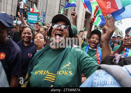 3 novembre 2023 - la folla sostiene con entusiasmo la squadra di rugby Springbok per le strade di città del Capo. La squadra sudafricana di rugby è tornata con la Coppa del mondo per la quarta volta. Questo fece parte del loro tour di vittoria in Sudafrica. Foto Stock