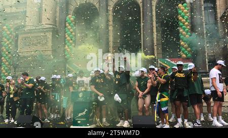 3 novembre 2023 - la folla sostiene con entusiasmo la squadra di rugby Springbok per le strade di città del Capo. La squadra sudafricana di rugby è tornata con la Coppa del mondo per la quarta volta. Questo fece parte del loro tour di vittoria in Sudafrica. Foto Stock