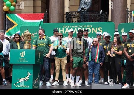 3 novembre 2023 - la folla sostiene con entusiasmo la squadra di rugby Springbok per le strade di città del Capo. La squadra sudafricana di rugby è tornata con la Coppa del mondo per la quarta volta. Questo fece parte del loro tour di vittoria in Sudafrica. Foto Stock