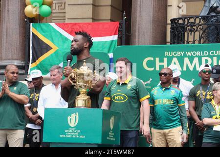 3 novembre 2023 - la folla sostiene con entusiasmo la squadra di rugby Springbok per le strade di città del Capo. La squadra sudafricana di rugby è tornata con la Coppa del mondo per la quarta volta. Questo fece parte del loro tour di vittoria in Sudafrica. Siya Kolisi parla ai fan. Foto Stock