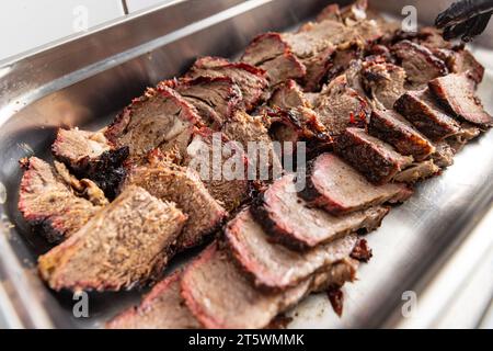 Ribeye di bistecca a fette, grigliata al barbecue con pepe, aglio, sale e timo Foto Stock