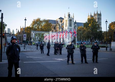 Londra, Regno Unito. 7 novembre 2023. Un agente di polizia si trova in Parliament Square nel centro di Londra, prima dell'apertura statale del Parlamento. Re Carlo III segnerà formalmente l'apertura di una sessione del Parlamento pronunciando un discorso noto come discorso del re. Crediti fotografici: Ben Cawthra/Sipa USA credito: SIPA USA/Alamy Live News Foto Stock