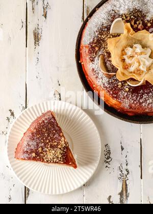 Pancake caramello in un'atmosfera natalizia . Foto di alta qualità Foto Stock