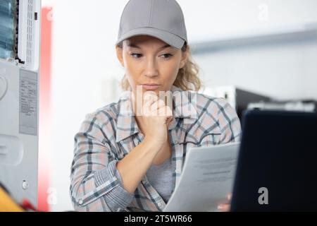 foto di una bella giovane donna d'affari che fa dei documenti Foto Stock
