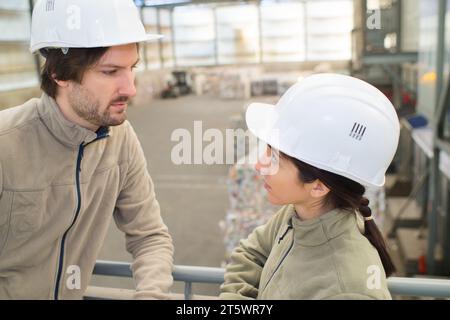 i lavoratori del centro di riciclaggio hanno una conversazione seria Foto Stock