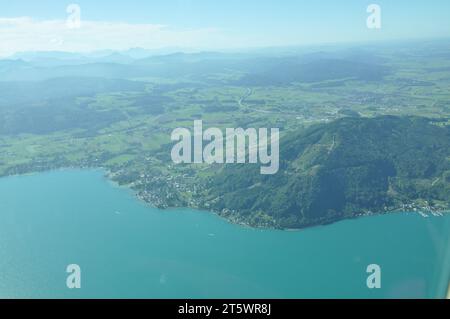 Austria - salisburghese - Vista droni dal cielo al lago Wolfgangsee. Incredibile vista dal cielo del Salzkammergut. Montagne alpine. Alta Austria, Salisburgo Foto Stock