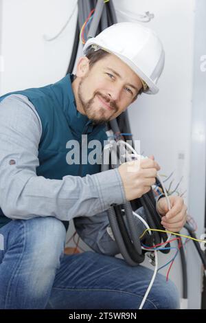 buon costruttore che si occupa di quadri elettrici Foto Stock