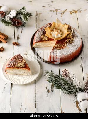 Pancake caramello in un'atmosfera natalizia . Foto di alta qualità Foto Stock