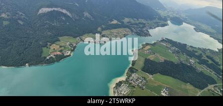 Austria - salisburghese - Vista droni dal cielo al lago Wolfgangsee. Incredibile vista dal cielo del Salzkammergut. Montagne alpine. Alta Austria, Salisburgo. Foto Stock