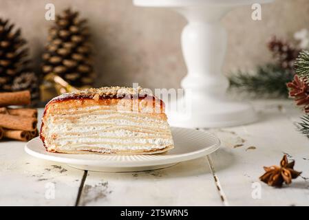 Pancake caramello in un'atmosfera natalizia . Foto di alta qualità Foto Stock