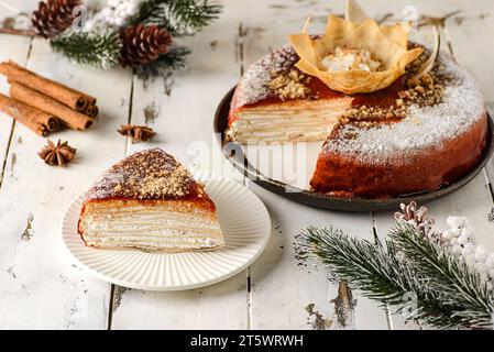 Pancake caramello in un'atmosfera natalizia . Foto di alta qualità Foto Stock