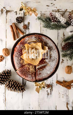 Pancake caramello in un'atmosfera natalizia . Foto di alta qualità Foto Stock