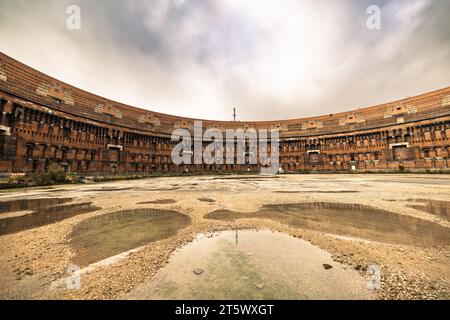 Sala dei Congressi del partito nazista nel terzo reich, nella città di Norimberga. Cortile interno della sala congressi. Il più grande sociale nazionale conservato Foto Stock