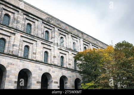 abbandonato, adolf, architettura, edificio, congresso, sala congressi, storia controversa, cortile, storia oscura, centro di documentazione, europa, campo Foto Stock