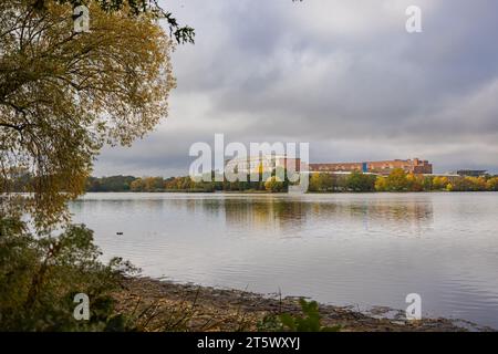 Vista attraverso il grande Dutzendteich verso la sala dei Congressi, importante sito del raduno del partito nazista. La visione di Hitler di un maggiore ambitio tedesco Foto Stock