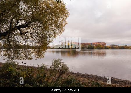 Vista attraverso il grande Dutzendteich verso la sala dei Congressi, importante sito del raduno del partito nazista. La visione di Hitler di un maggiore ambitio tedesco Foto Stock