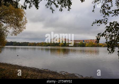 Vista attraverso il grande Dutzendteich verso la sala dei Congressi, importante sito del raduno del partito nazista. La visione di Hitler di un maggiore ambitio tedesco Foto Stock