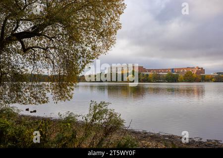 Vista attraverso il grande Dutzendteich verso la sala dei Congressi, importante sito del raduno del partito nazista. La visione di Hitler di un maggiore ambitio tedesco Foto Stock