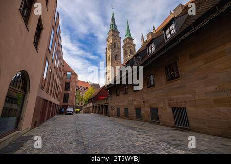 Norimberga, Germania - 25 ottobre 2023: St Lorenz (San Lorenzo) è una chiesa medievale dell'ex città imperiale libera di Norimberga nella Germania meridionale Foto Stock