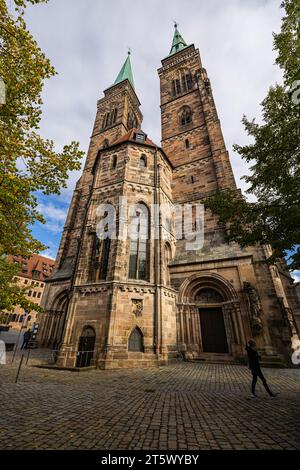 Norimberga, Germania - 25 ottobre 2023: St Lorenz (San Lorenzo) è una chiesa medievale dell'ex città imperiale libera di Norimberga nella Germania meridionale Foto Stock