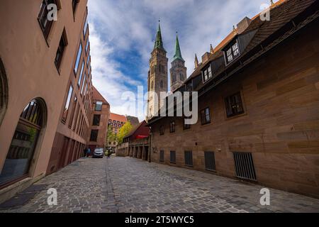 Norimberga, Germania - 25 ottobre 2023: St Lorenz (San Lorenzo) è una chiesa medievale dell'ex città imperiale libera di Norimberga nella Germania meridionale Foto Stock