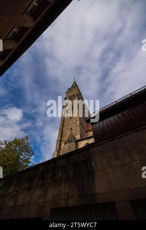 Norimberga, Germania - 25 ottobre 2023: St Lorenz (San Lorenzo) è una chiesa medievale dell'ex città imperiale libera di Norimberga nella Germania meridionale Foto Stock