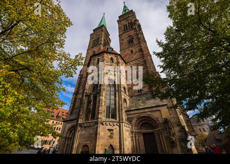 Norimberga, Germania - 25 ottobre 2023: St Lorenz (San Lorenzo) è una chiesa medievale dell'ex città imperiale libera di Norimberga nella Germania meridionale Foto Stock