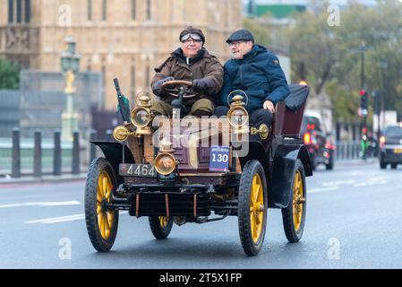 C1902 vettura Georges Richard che partecipa alla corsa di auto veterane da Londra a Brighton, evento automobilistico d'epoca che passa attraverso Westminster, Londra, Regno Unito Foto Stock