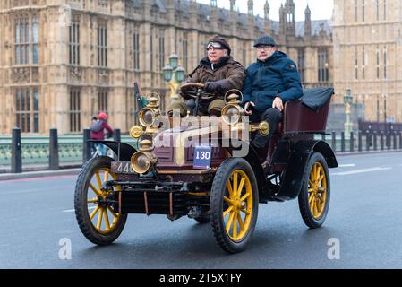 C1902 vettura Georges Richard che partecipa alla corsa di auto veterane da Londra a Brighton, evento automobilistico d'epoca che passa attraverso Westminster, Londra, Regno Unito Foto Stock