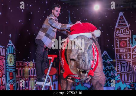 Londra, Regno Unito. 7 novembre 2023. Il National History Museum svela il suo maglione natalizio 2023, modellato dal gigantesco animatronic T-Rex, disponibile ora, (il maglione no T Rex) .Paul Quezada-Neiman/Alamy Live News Credit: Paul Quezada-Neiman/Alamy Live News Foto Stock