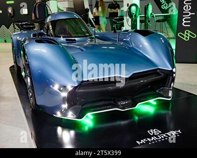 Vista frontale di tre quarti della fan car elettrica McMurtry Spéirling, in mostra al British Motor Show del 2023 Foto Stock