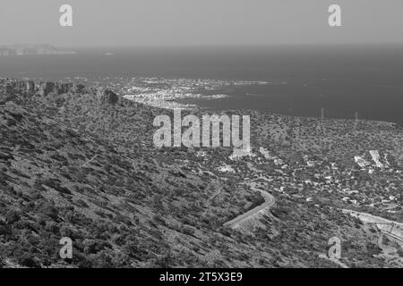 Immagine in bianco e nero della baia di Malia con Eraclio in lontananza, Creta, Grecia, Europa. Foto Stock