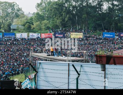 kathmandu, Nepal - 5 novembre 2023: I fan pazzi nepalesi di cricket assistono alla partita di qualificazione della Coppa del mondo T20 tra Nepal e Oman nel Tribhuvan interna Foto Stock