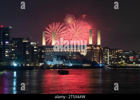 Fuochi d'artificio di Battersea Park alla centrale elettrica Foto Stock