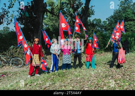 Kathmandu, Nepal - 5 novembre 2023: I venditori di bandiere nepalesi insieme in posa per una fotografia a Kathmandu. Foto Stock