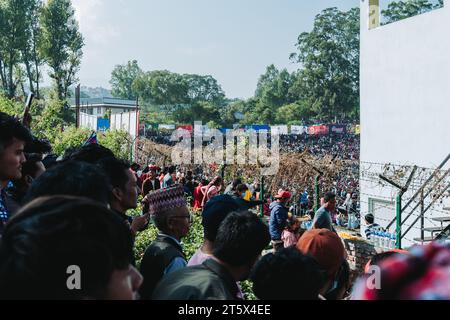 kathmandu, Nepal - 5 novembre 2023: I fan pazzi nepalesi di cricket assistono alla partita di qualificazione della Coppa del mondo T20 tra Nepal e Oman nel Tribhuvan interna Foto Stock