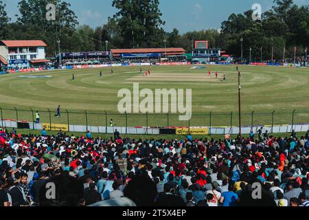 Kathmandu, Nepal - 5 novembre 2023: I fan pazzi nepalesi di cricket assistono alla partita di qualificazione della Coppa del mondo T20 tra Nepal e Oman nel Tribhuvan interna Foto Stock