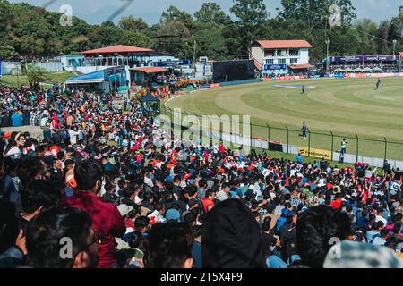 Kathmandu, Nepal - 5 novembre 2023: I fan pazzi nepalesi di cricket assistono alla partita di qualificazione della Coppa del mondo T20 tra Nepal e Oman nel Tribhuvan interna Foto Stock