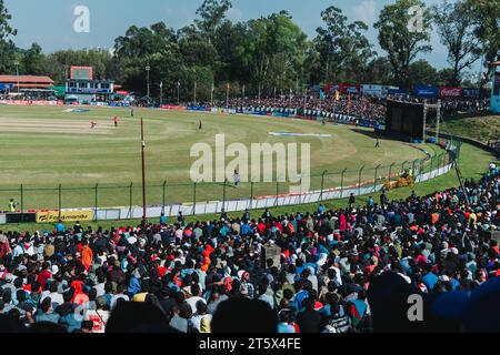 Kathmandu, Nepal - 5 novembre 2023: I fan pazzi nepalesi di cricket assistono alla partita di qualificazione della Coppa del mondo T20 tra Nepal e Oman nel Tribhuvan interna Foto Stock