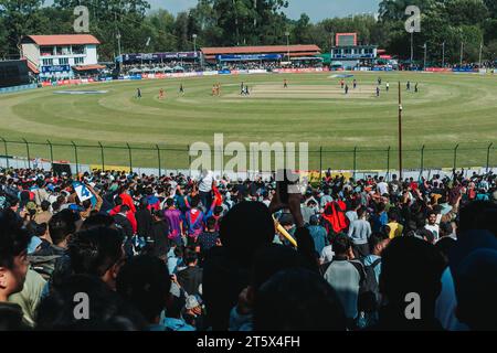 Kathmandu, Nepal - 5 novembre 2023: I fan pazzi nepalesi di cricket assistono alla partita di qualificazione della Coppa del mondo T20 tra Nepal e Oman nel Tribhuvan interna Foto Stock