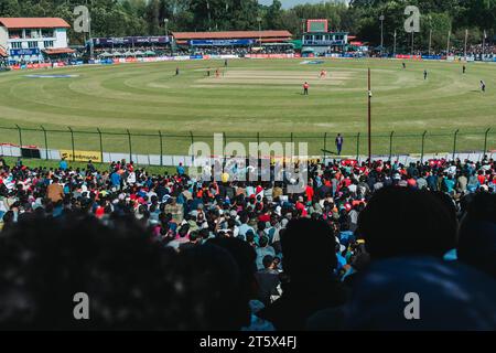 Kathmandu, Nepal - 5 novembre 2023: I fan pazzi nepalesi di cricket assistono alla partita di qualificazione della Coppa del mondo T20 tra Nepal e Oman nel Tribhuvan interna Foto Stock