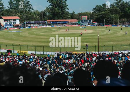 Kathmandu, Nepal - 5 novembre 2023: I fan pazzi nepalesi di cricket assistono alla partita di qualificazione della Coppa del mondo T20 tra Nepal e Oman nel Tribhuvan interna Foto Stock